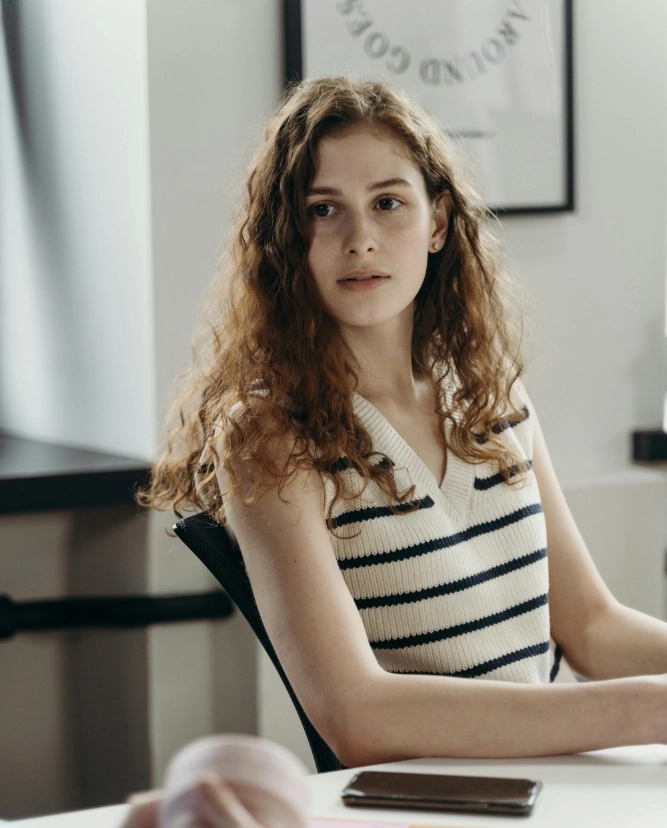 Fiatal az asztalnál ül