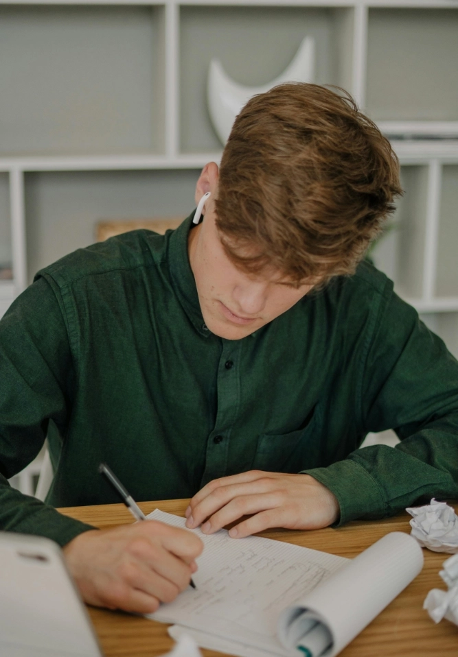 Fiatal férfi tanulás közben