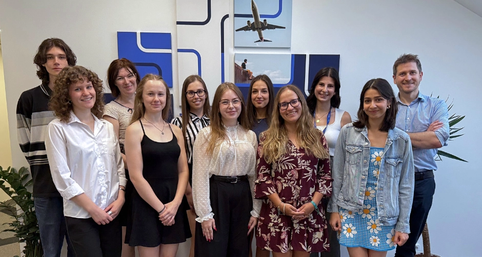 Csoportkép fiatalokról